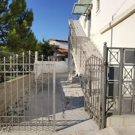 Captain's House * Amarynthos